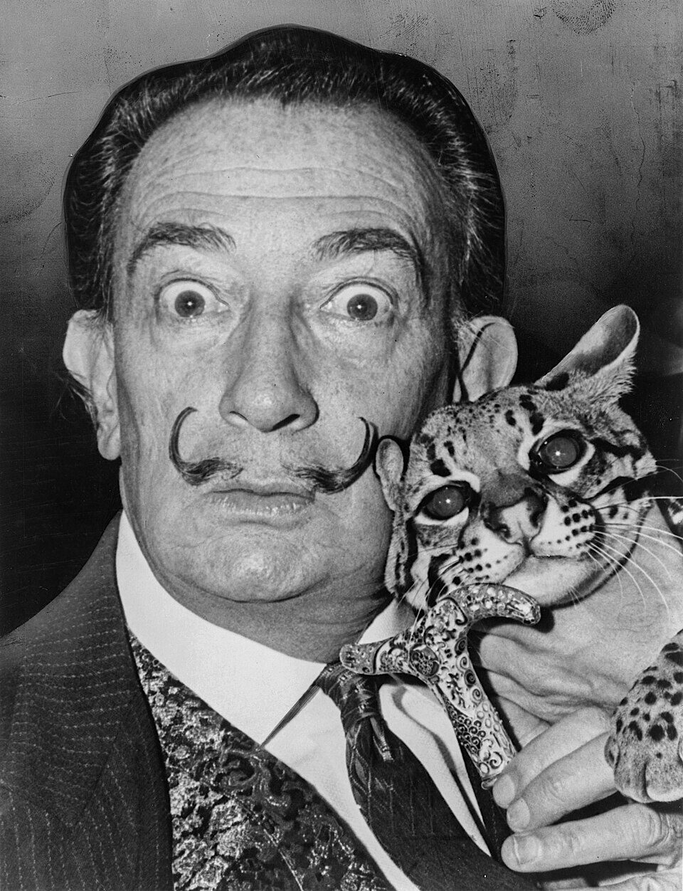 Portrait von Salvador Dali mit seinem zahmen Ozelot.